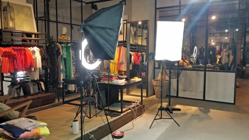 服装店已开门营业 惟生意额不升反降
