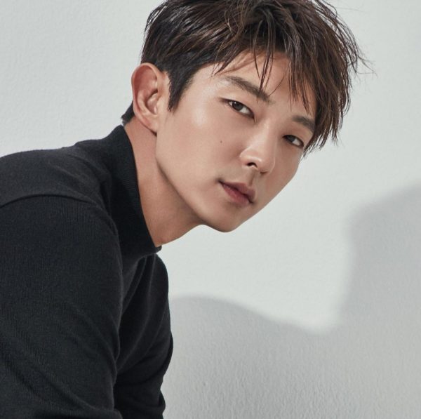 李准基新剧造型曝光  高挺翘鼻成焦点