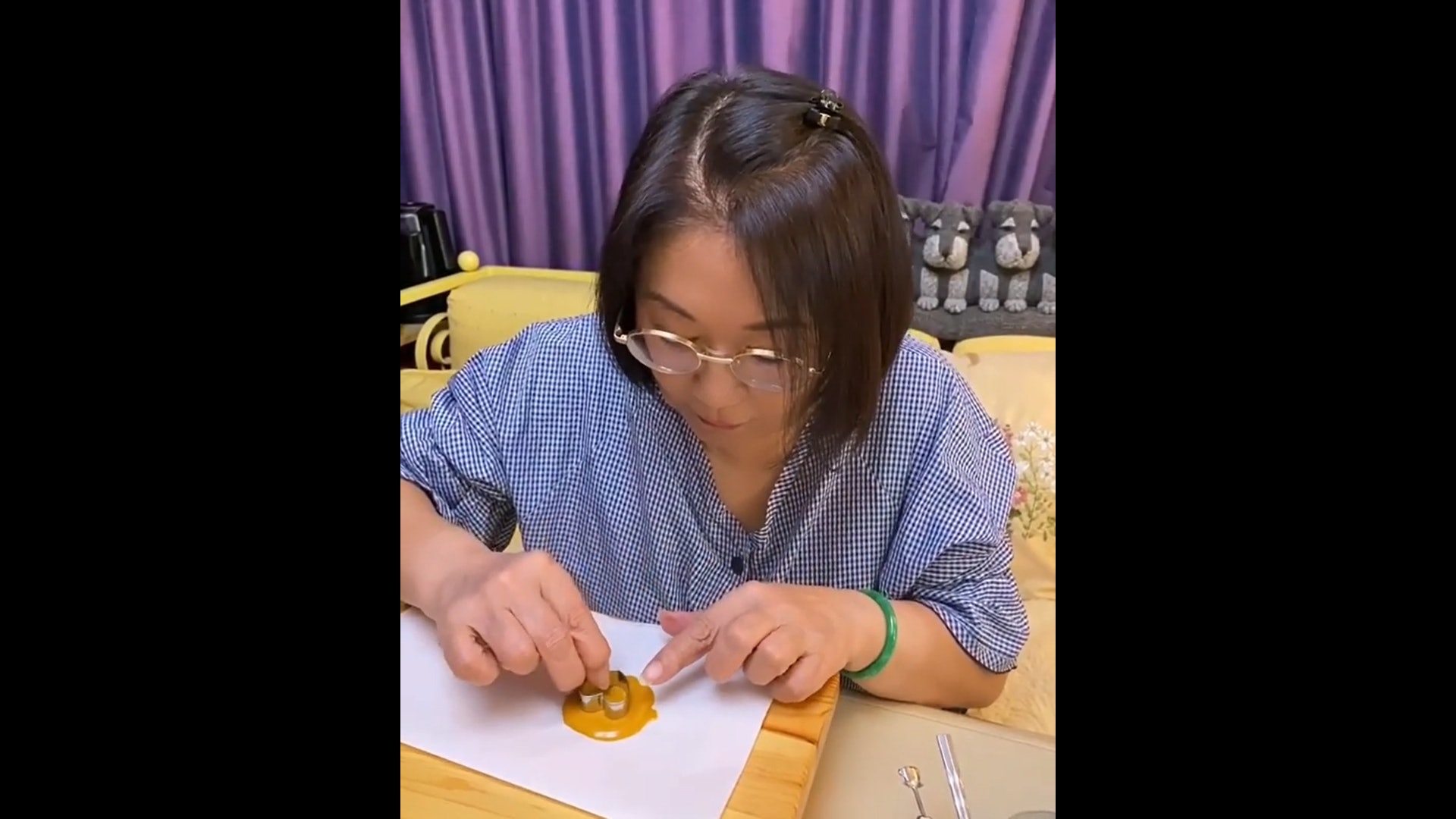 李司棋梁静茹杨丞琳为《鱿鱼》疯狂 大玩剧中游戏梗