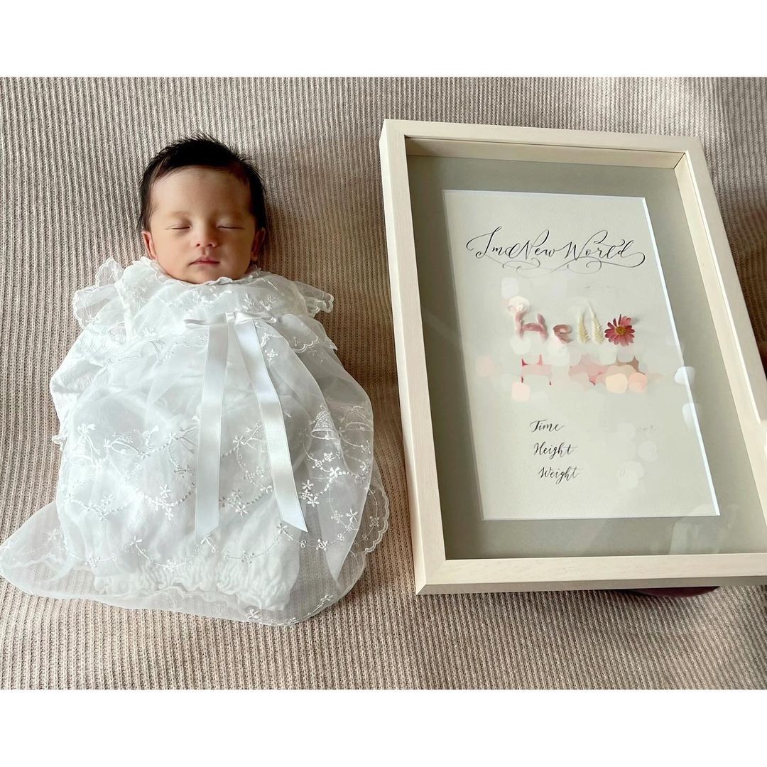 板野友美诞女 开心晒全家福