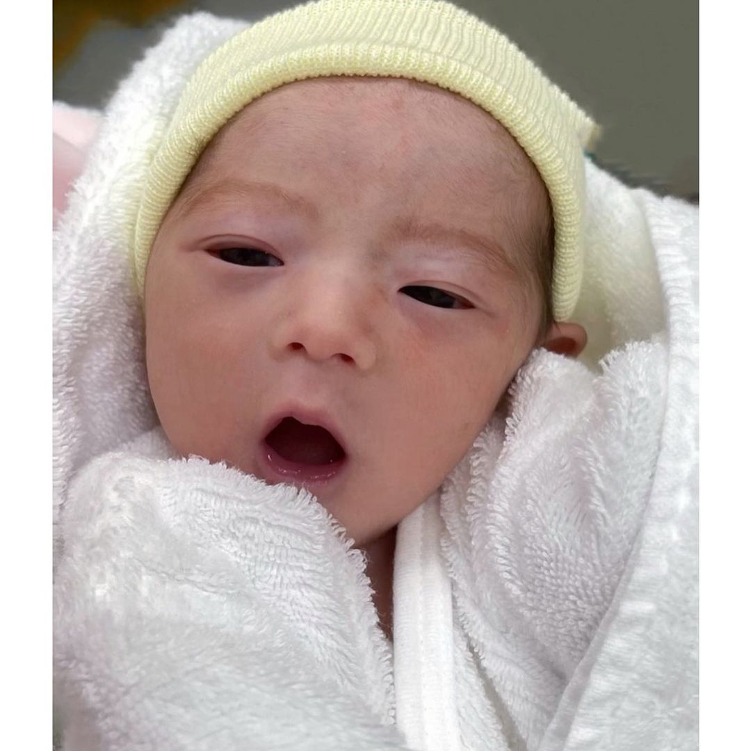 板野友美诞女 开心晒全家福