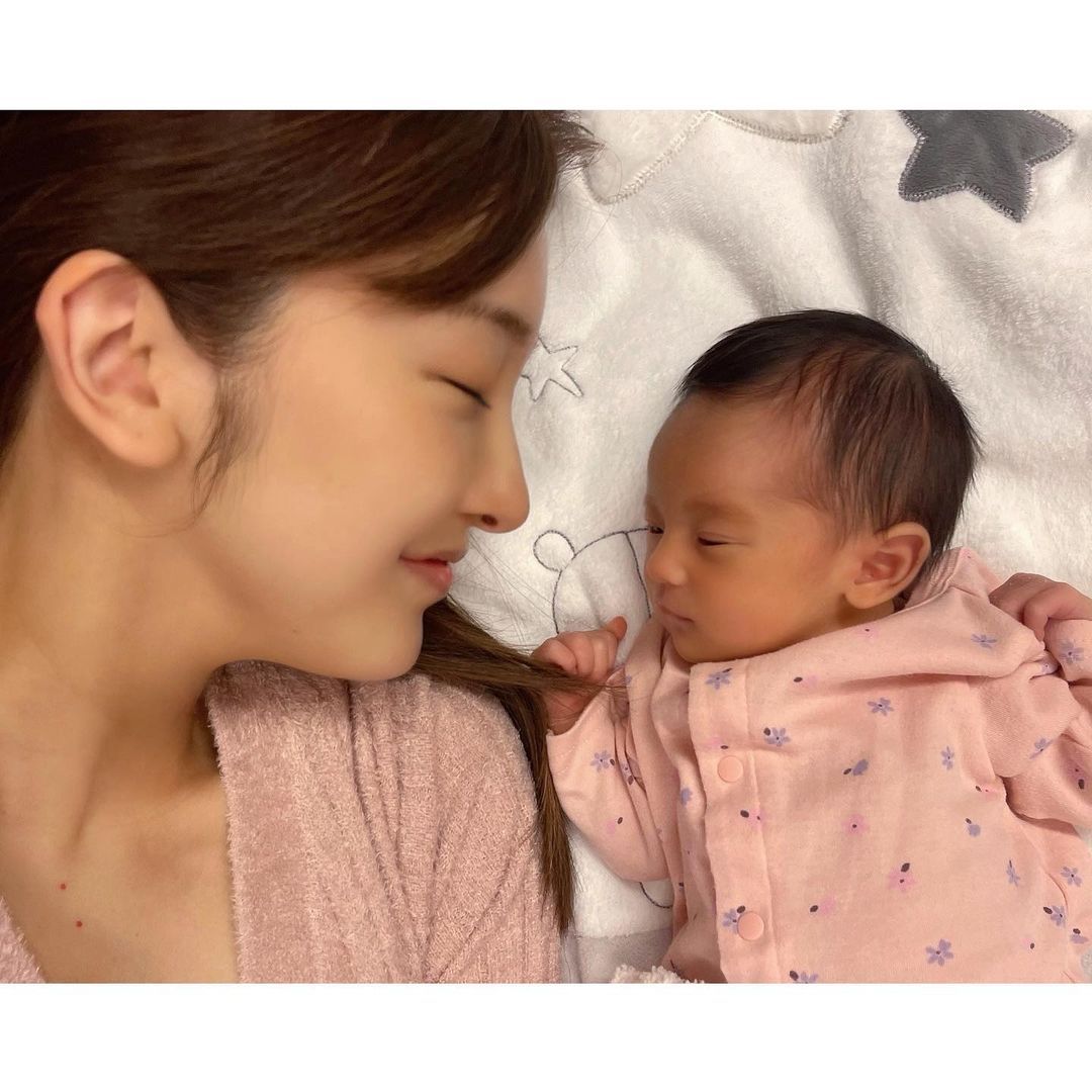 板野友美诞女 开心晒全家福