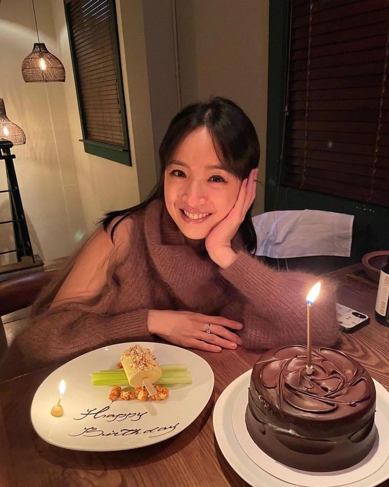 林依晨产后首露面 生日晒母女牵手照