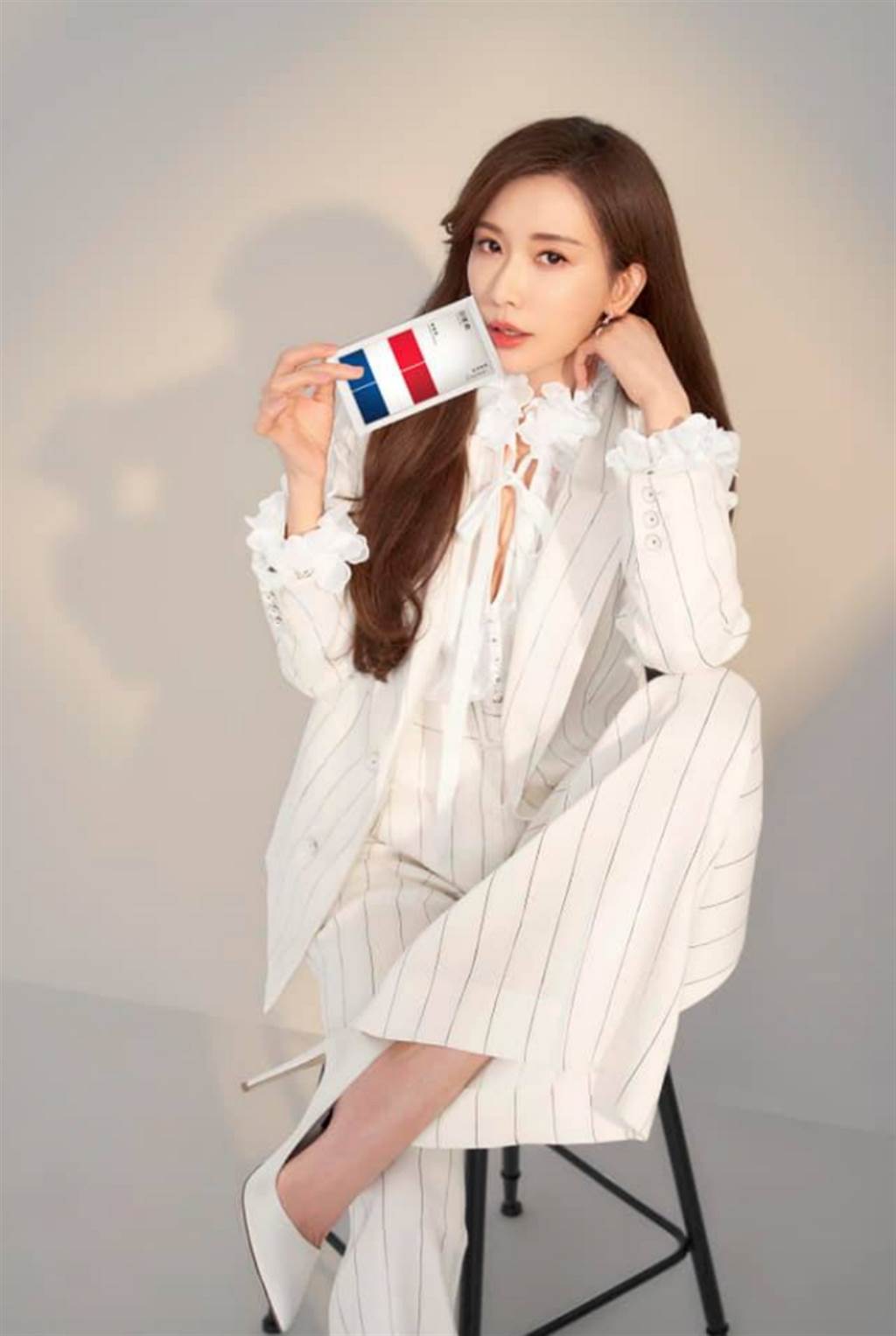 林志玲霸气翘巨人脚 网惊呆“鞋子可以过河吧?”