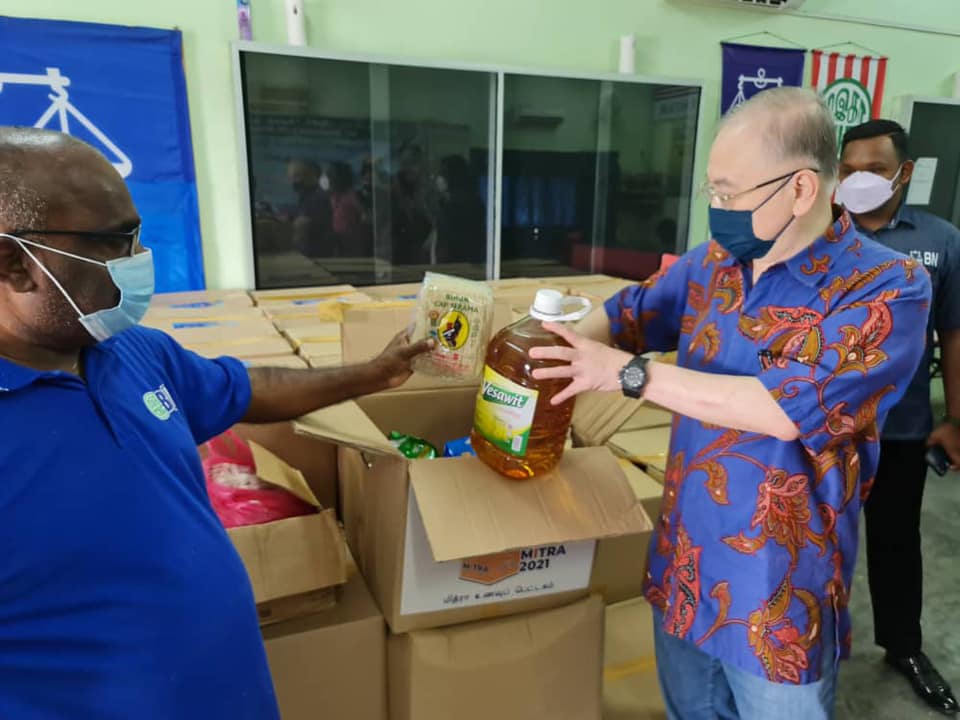 柔03：魏家祥移交拨款与防疫品，助33中小学为复课做准备