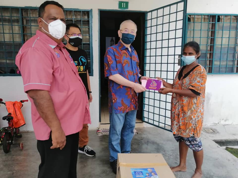 柔03：魏家祥移交拨款与防疫品，助33中小学为复课做准备