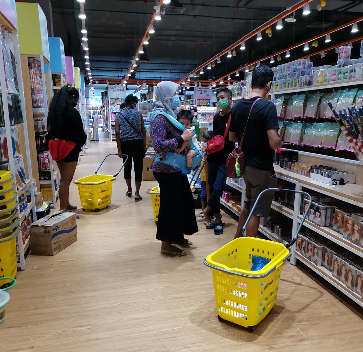 柔：【特稿】：古来商场逐步重开迎购物人潮，商家感叹“元气大伤”需时间恢复