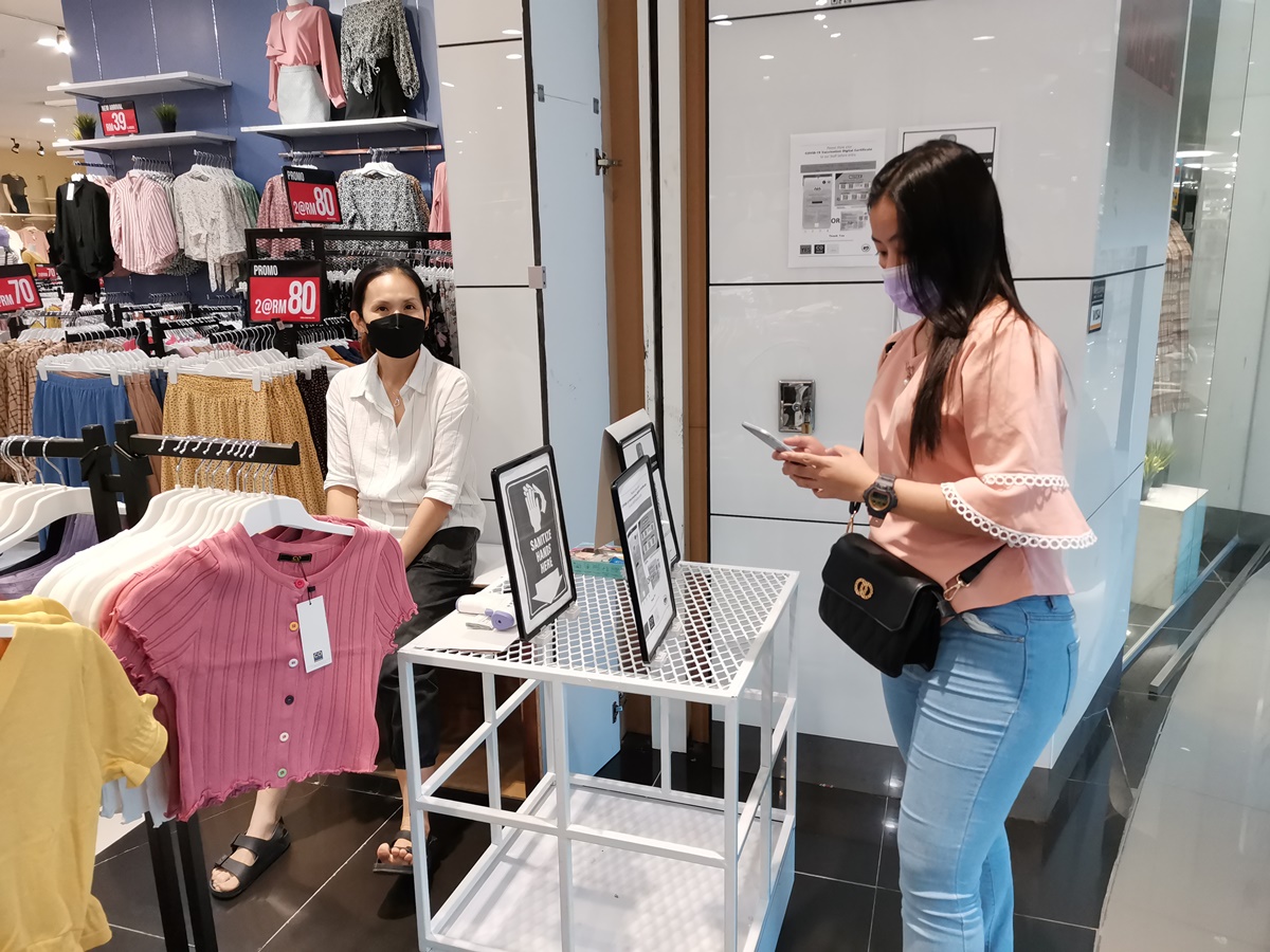 柔：【特稿】：古来商场逐步重开迎购物人潮，商家感叹“元气大伤”需时间恢复