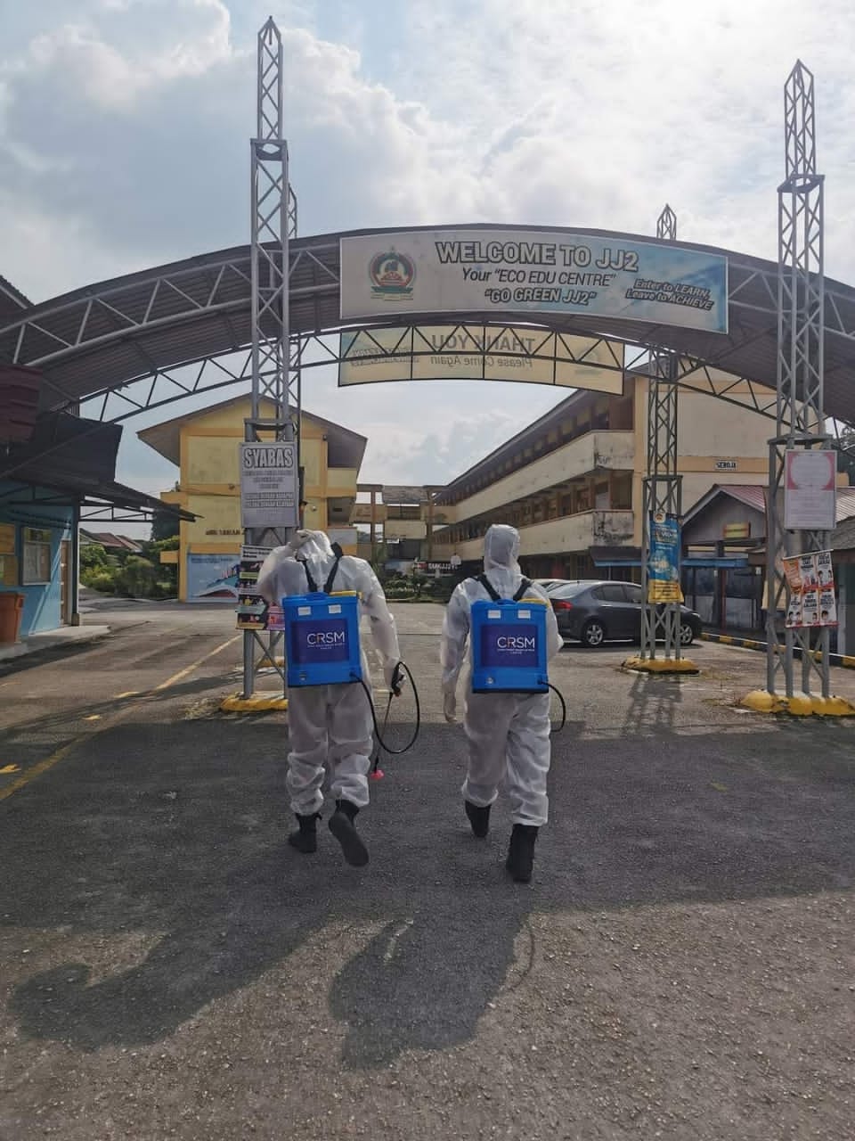 柔:为开学准备,马华志工团到柔佛再也学校消毒