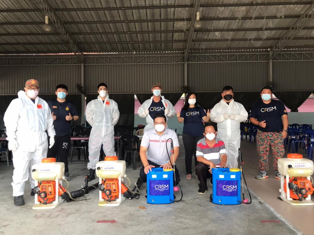 柔:为开学准备,马华志工团到柔佛再也学校消毒