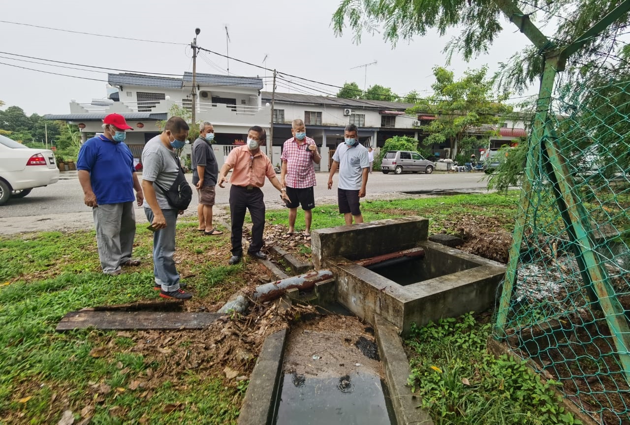 柔：***封底（10月10日见报）***民生特工队：峇金宝花园及进步花园水患频频，居民见下雨便提心吊胆