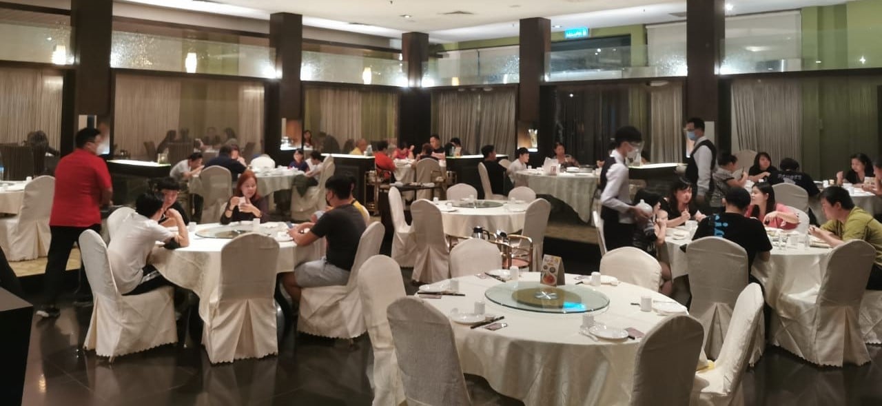 柔：封面【特稿】：惨淡经营酒楼业务逐步恢复蓬勃生机，小规模聚会、户外用餐和私人包厢成为新趋势