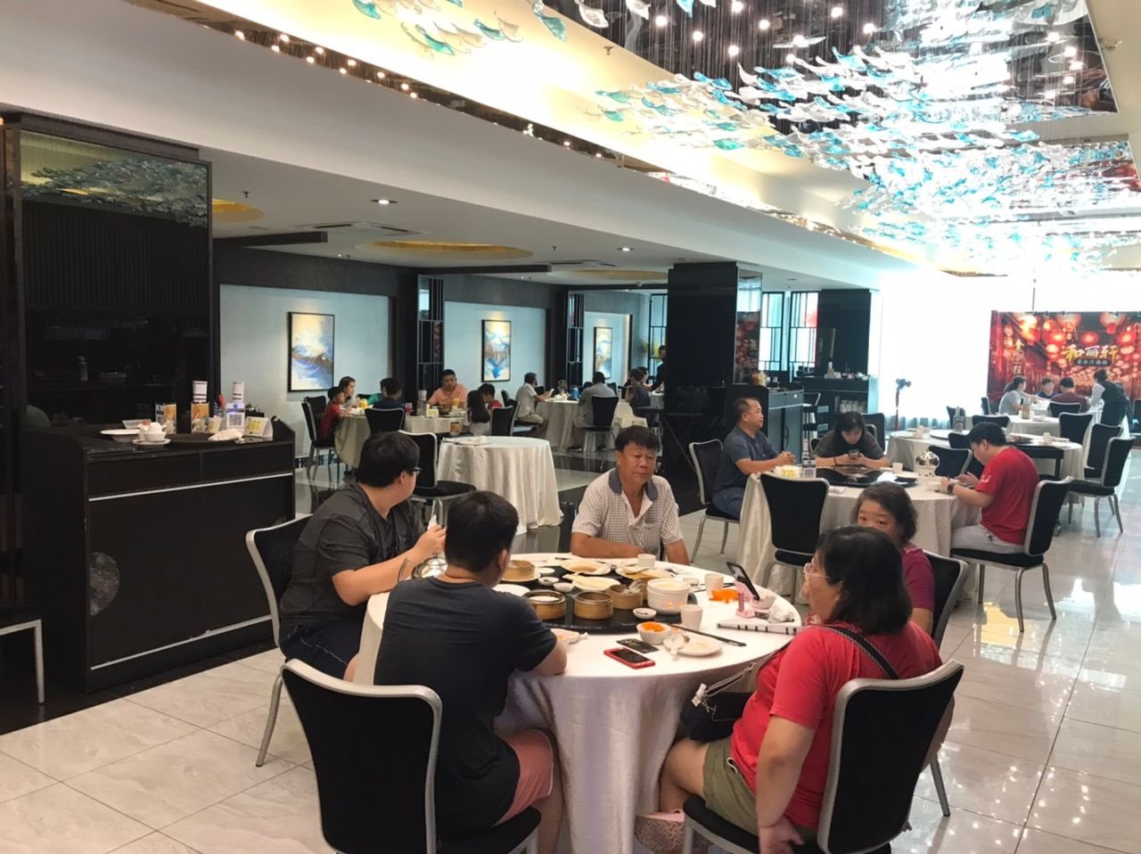 柔：封面【特稿】：惨淡经营酒楼业务逐步恢复蓬勃生机，小规模聚会、户外用餐和私人包厢成为新趋势