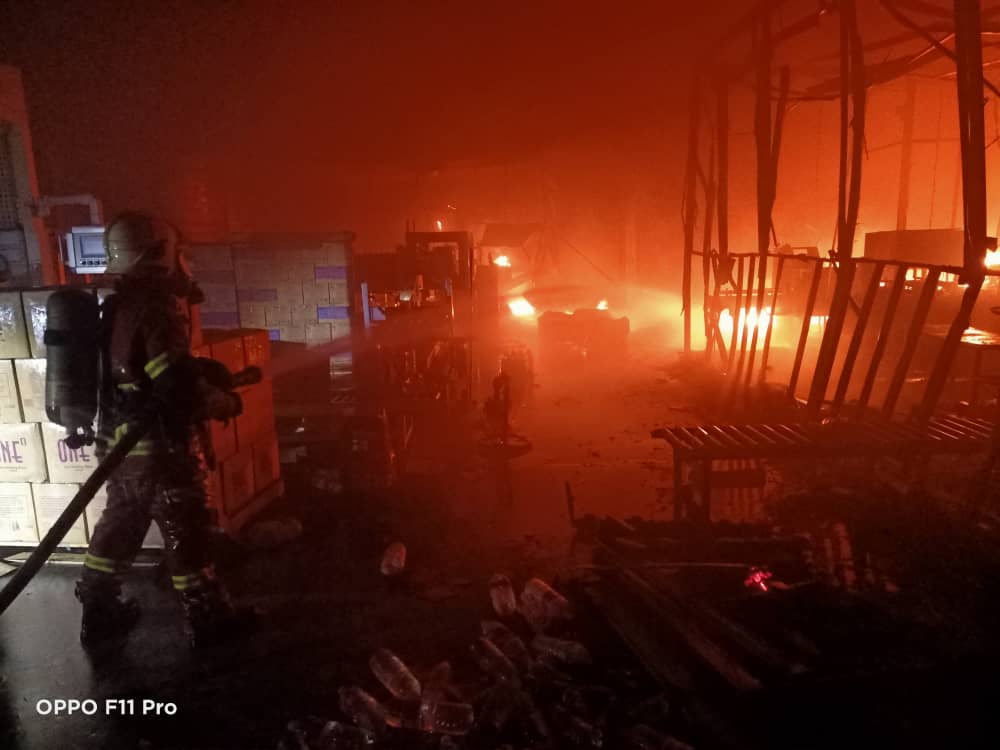 柔：新闻：巴西古当两家工厂连夜被大火吞噬
