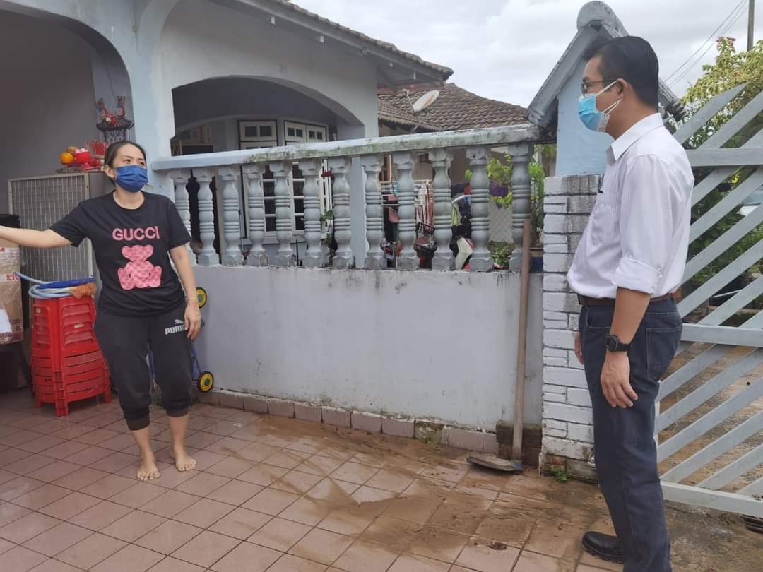 柔:新闻:水沟防护堤大雨中崩塌,居民住家车辆被泥水冲刷