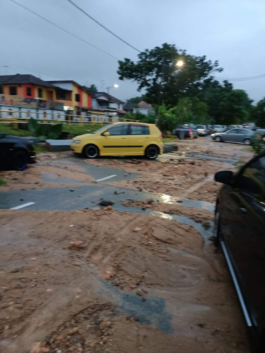 柔:新闻:水沟防护堤大雨中崩塌,居民住家车辆被泥水冲刷