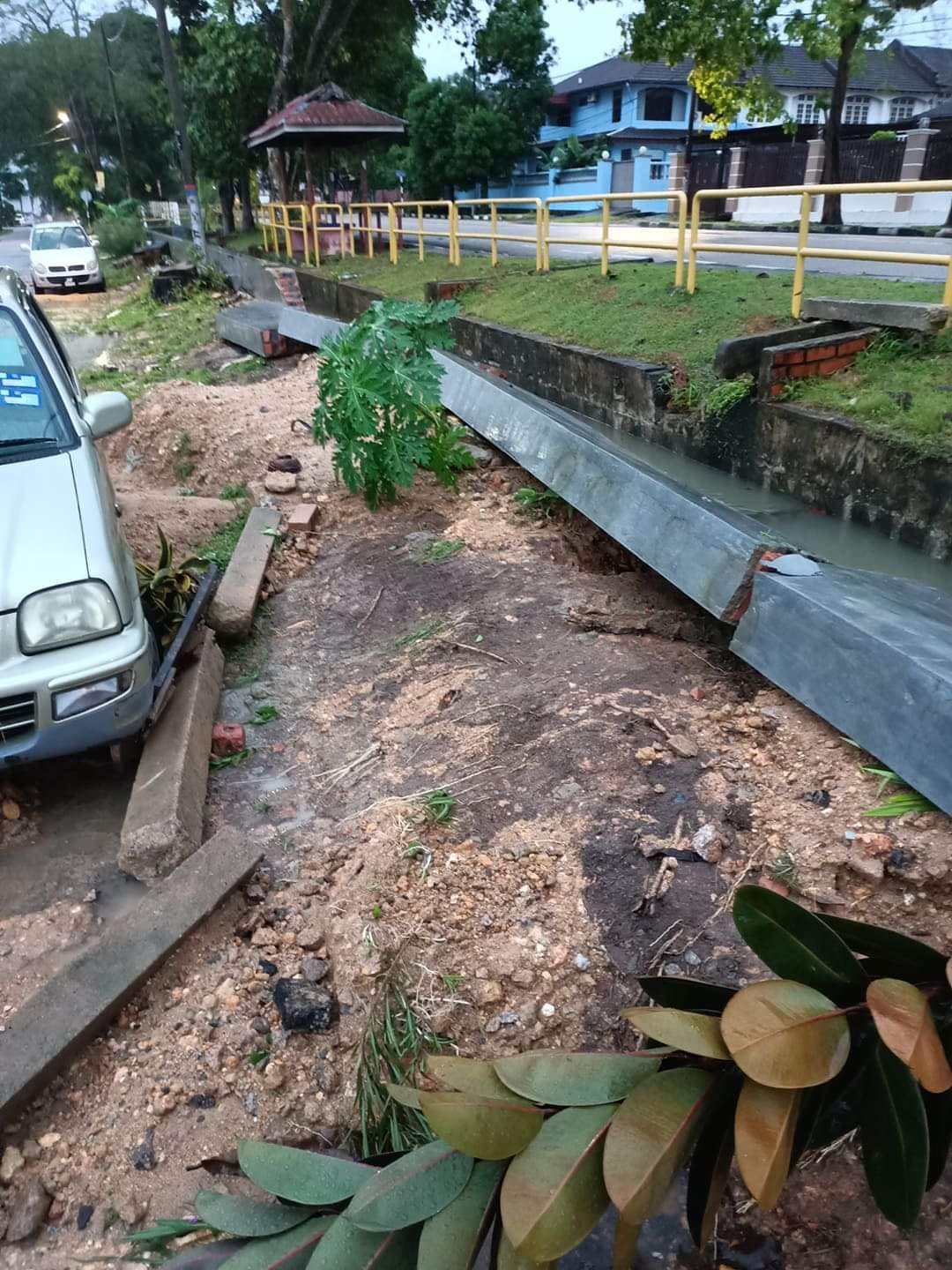 柔:新闻:水沟防护堤大雨中崩塌,居民住家车辆被泥水冲刷