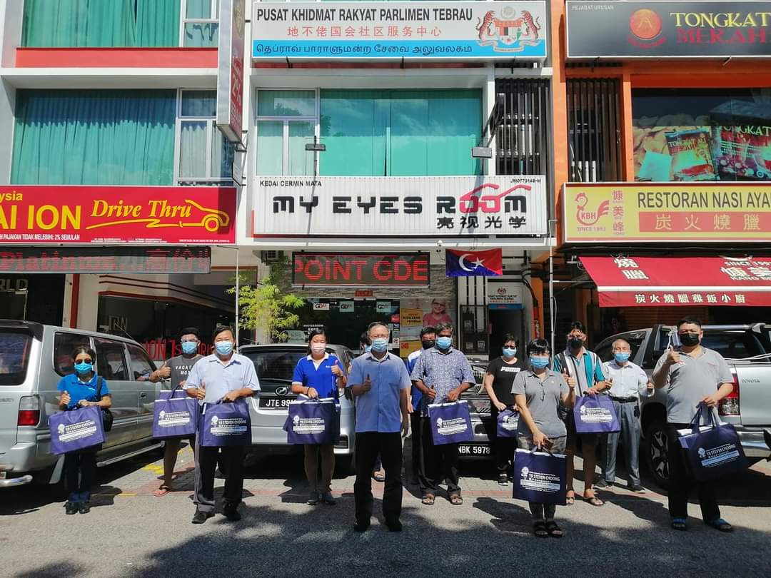 柔:新闻:锺少云移交650个试剂盒给14家福利团体