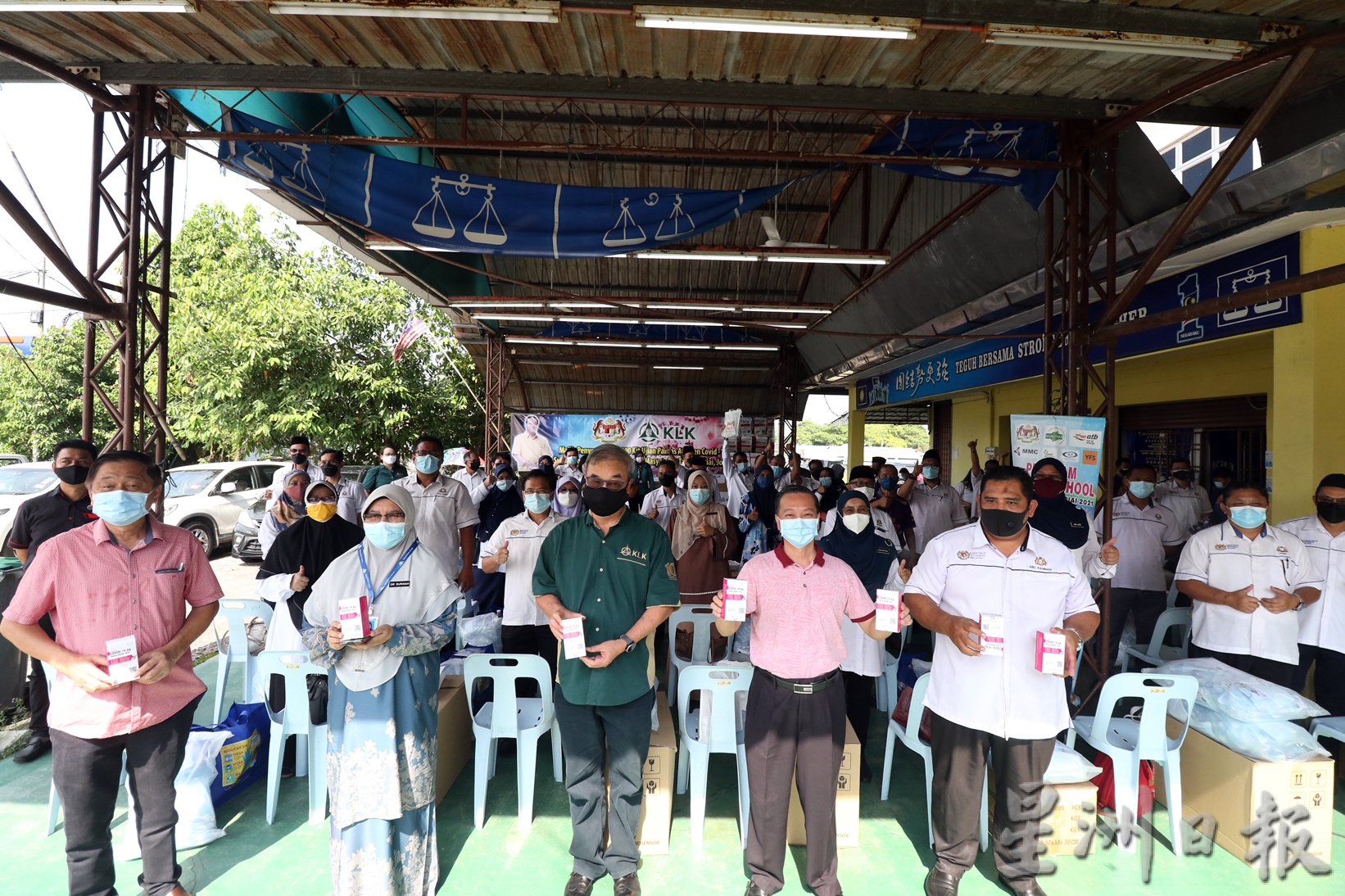 丹绒比艾区国会议员服务中心移交1万盒冠病自行检测试剂予区内各相关单位