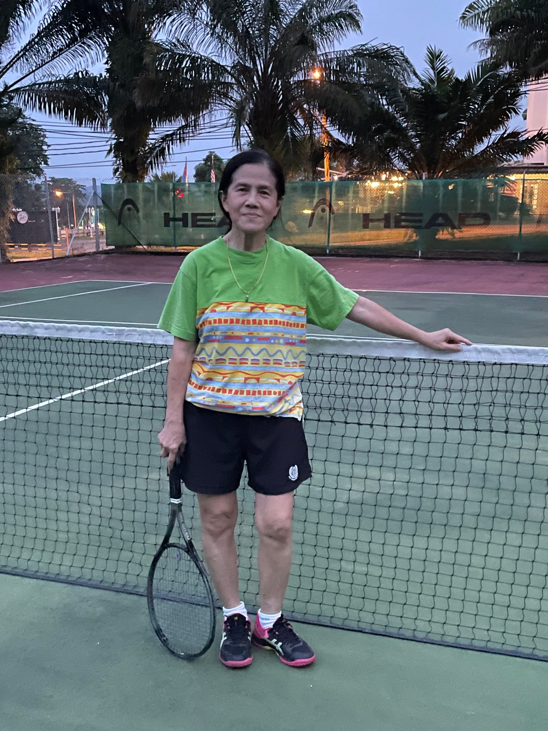 网球运动强身健体乐趣多,年长球友也能轻松驾驭