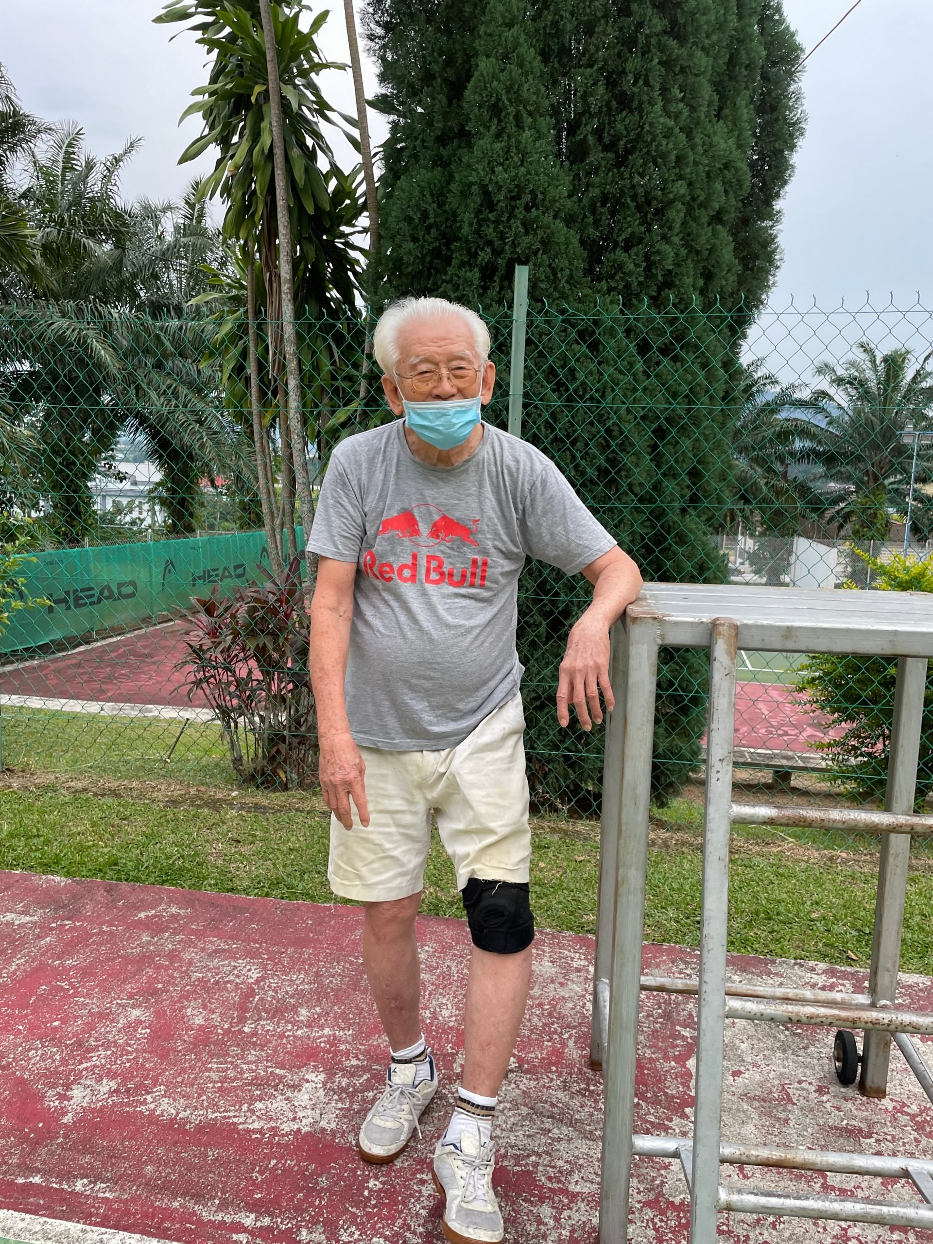 网球运动强身健体乐趣多,年长球友也能轻松驾驭