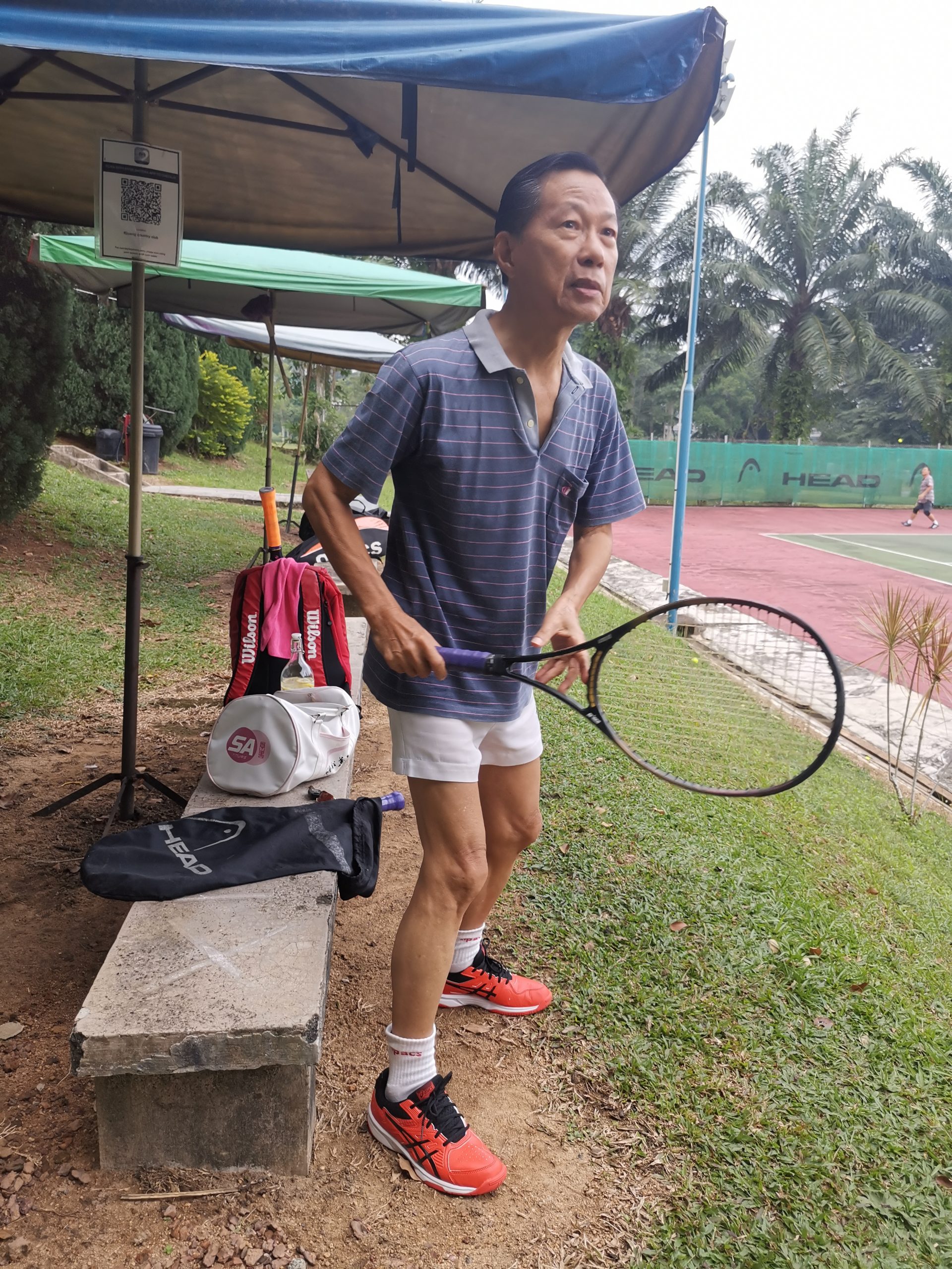 网球运动强身健体乐趣多,年长球友也能轻松驾驭