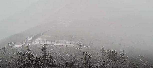 比去年早15天！ 韩国雪岳山降初雪 官方宣布冬天来了！