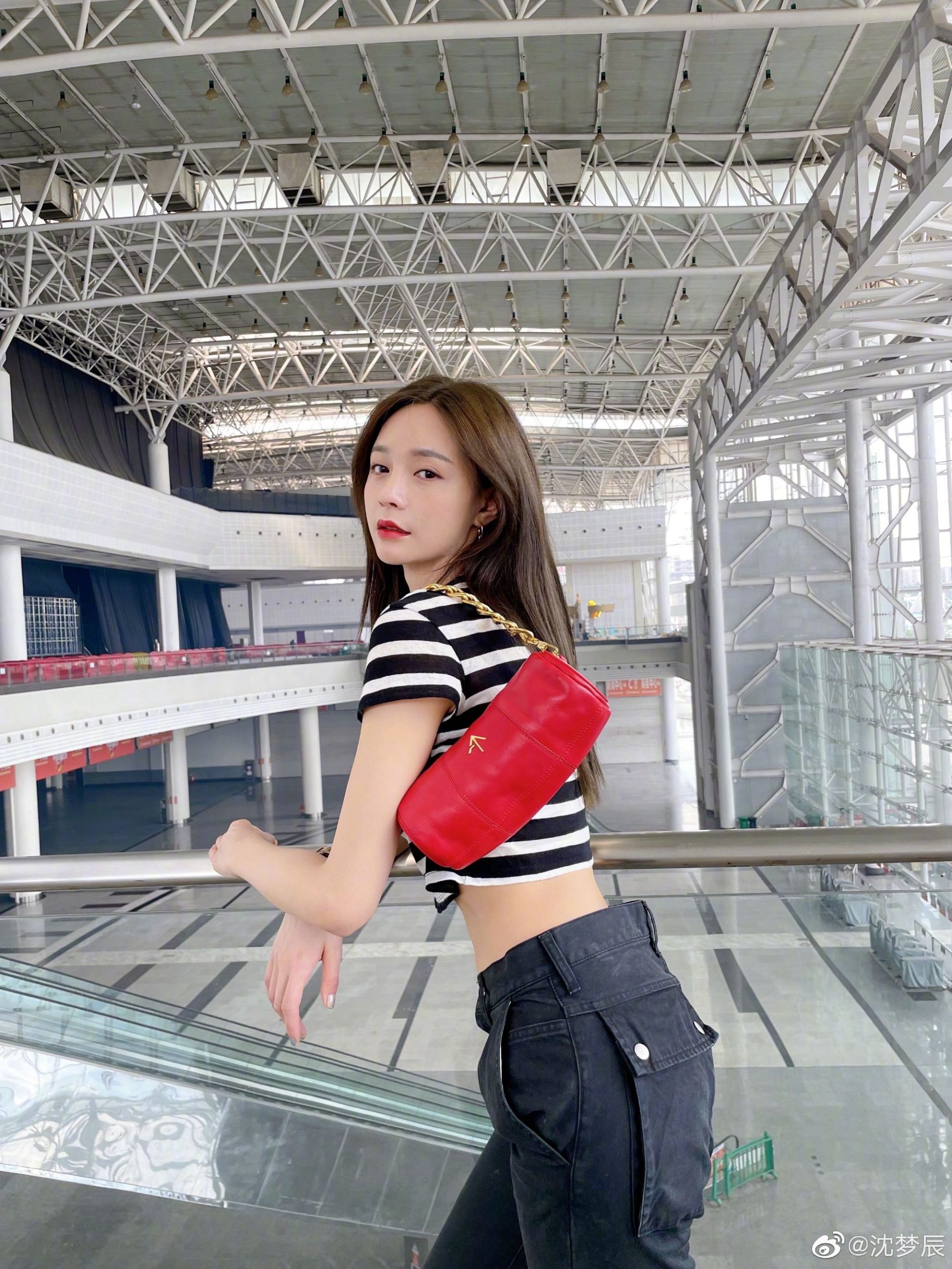 沈梦辰卖二手衣遭爆贵3倍　挨轰：明星穿过就镶金？	