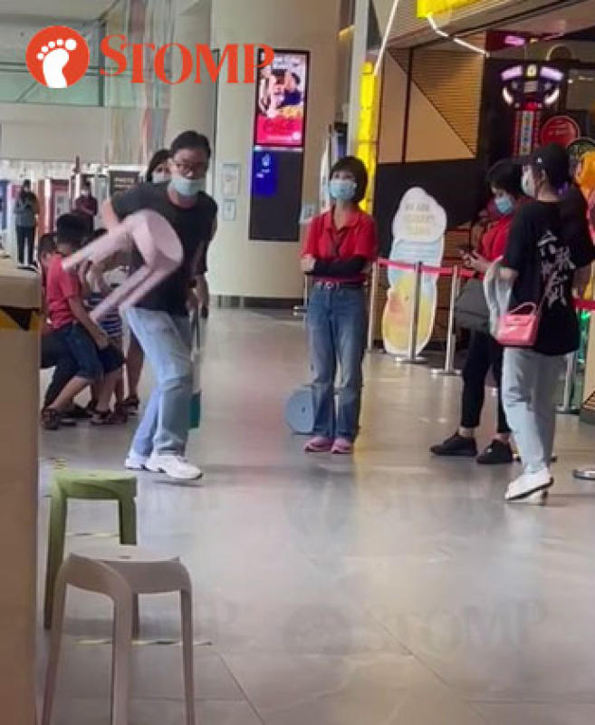 没戴好口罩被规劝 火爆叔扔椅爆粗