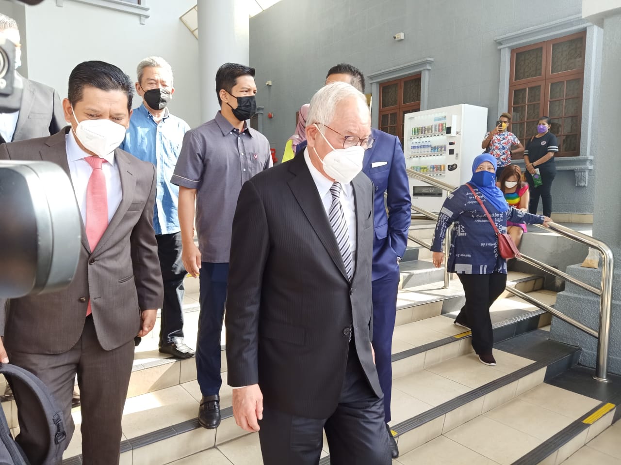 法官一致批准·纳吉修改取回护照日期