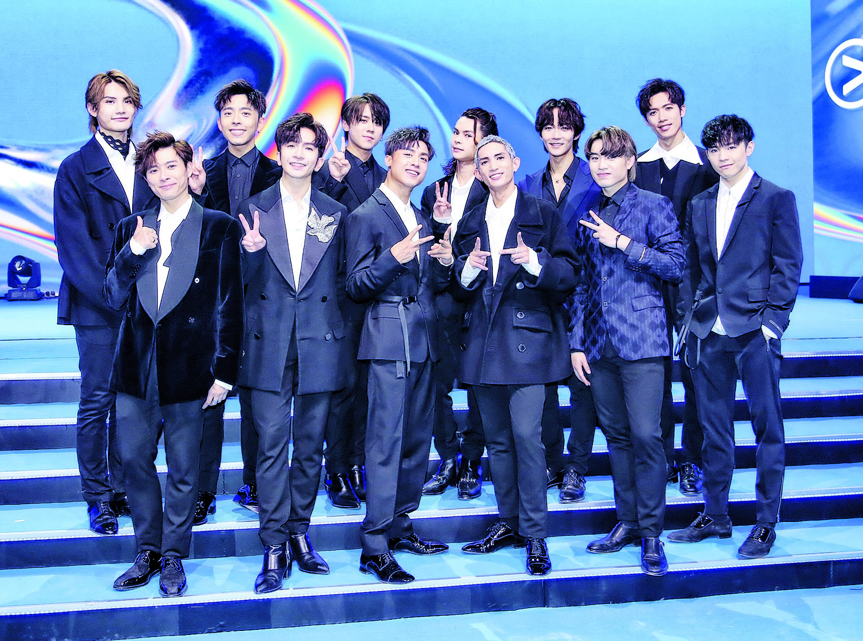 消费53万换后台合照! MIRROR被镜粉轰离谱