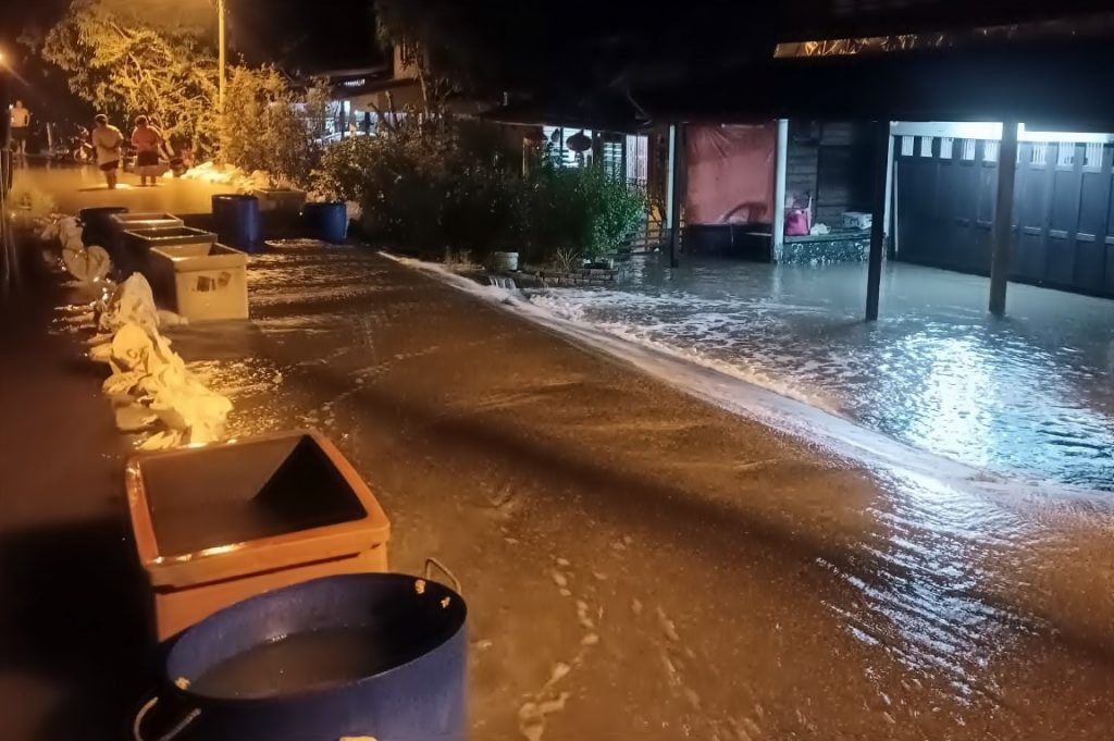 潮水突高涨涌入 汽车未及移走淹坏