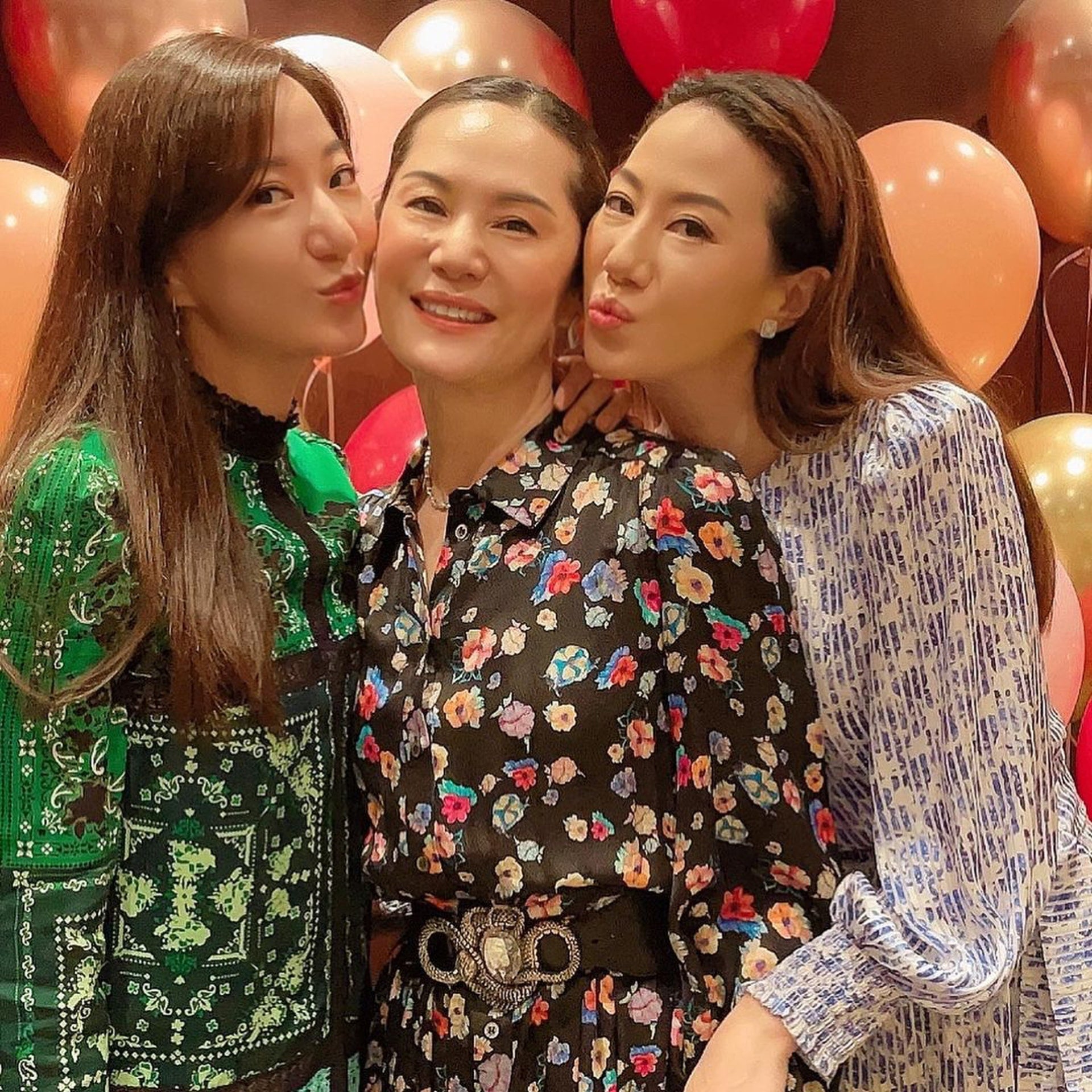 甄子丹岳母庆64岁生日‧与汪诗诗合照像姐妹