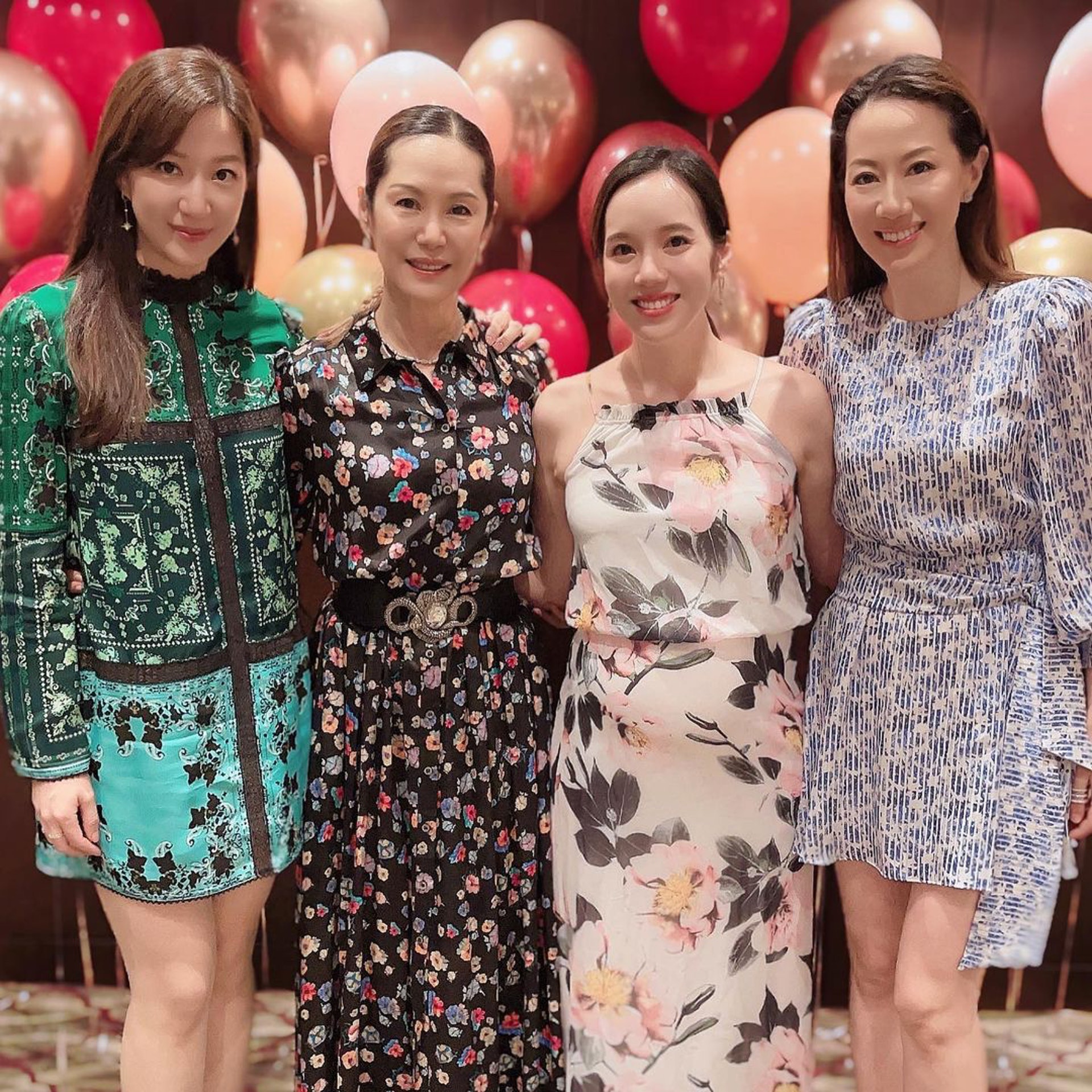 甄子丹岳母庆64岁生日‧与汪诗诗合照像姐妹