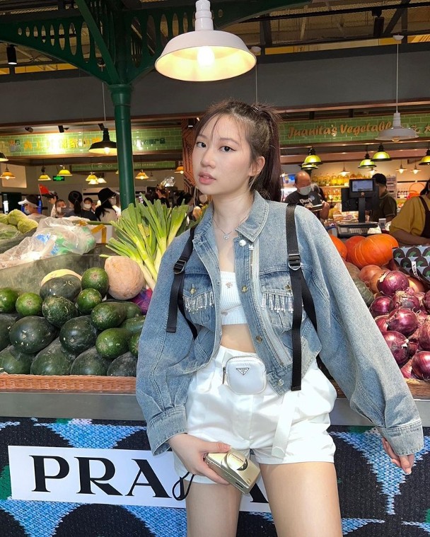 甄子丹岳母庆64岁生日‧与汪诗诗合照像姐妹