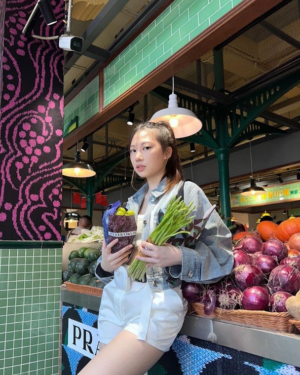 甄子丹岳母庆64岁生日‧与汪诗诗合照像姐妹