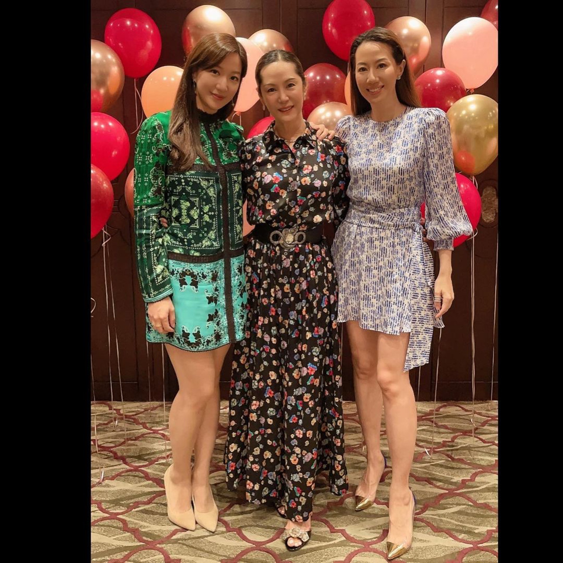 甄子丹岳母庆64岁生日‧与汪诗诗合照像姐妹