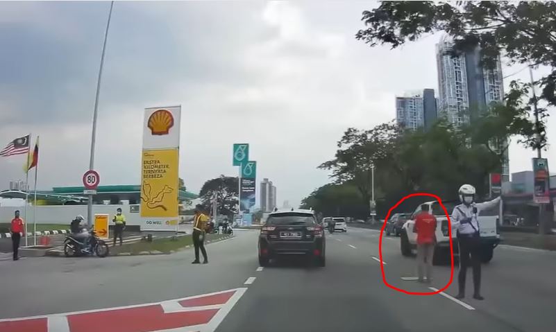 男子在路中祈祷·交警为其护航维持交通秩序