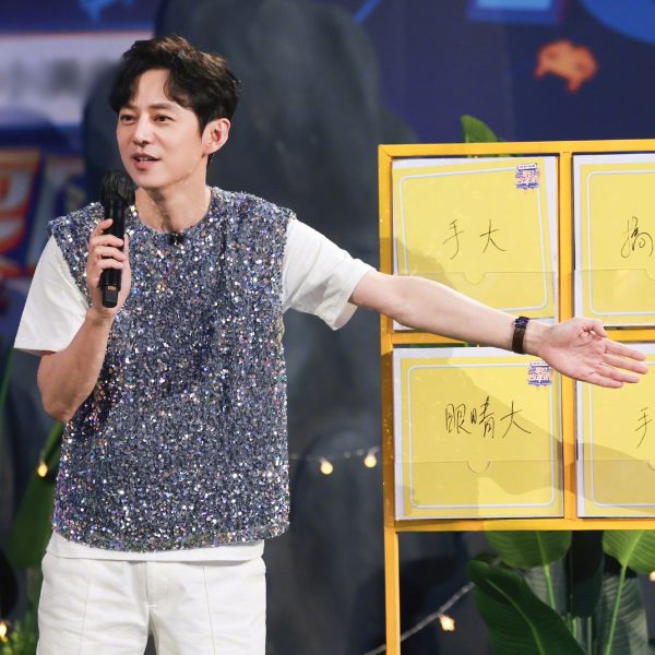 疑事业不顺情绪爆发‧何炅聚会抱周迅哭不停