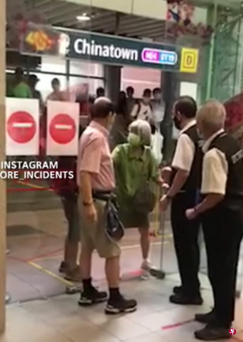 疑未完成接种被拒进商场 狮城阿嫲怒坐地上不走