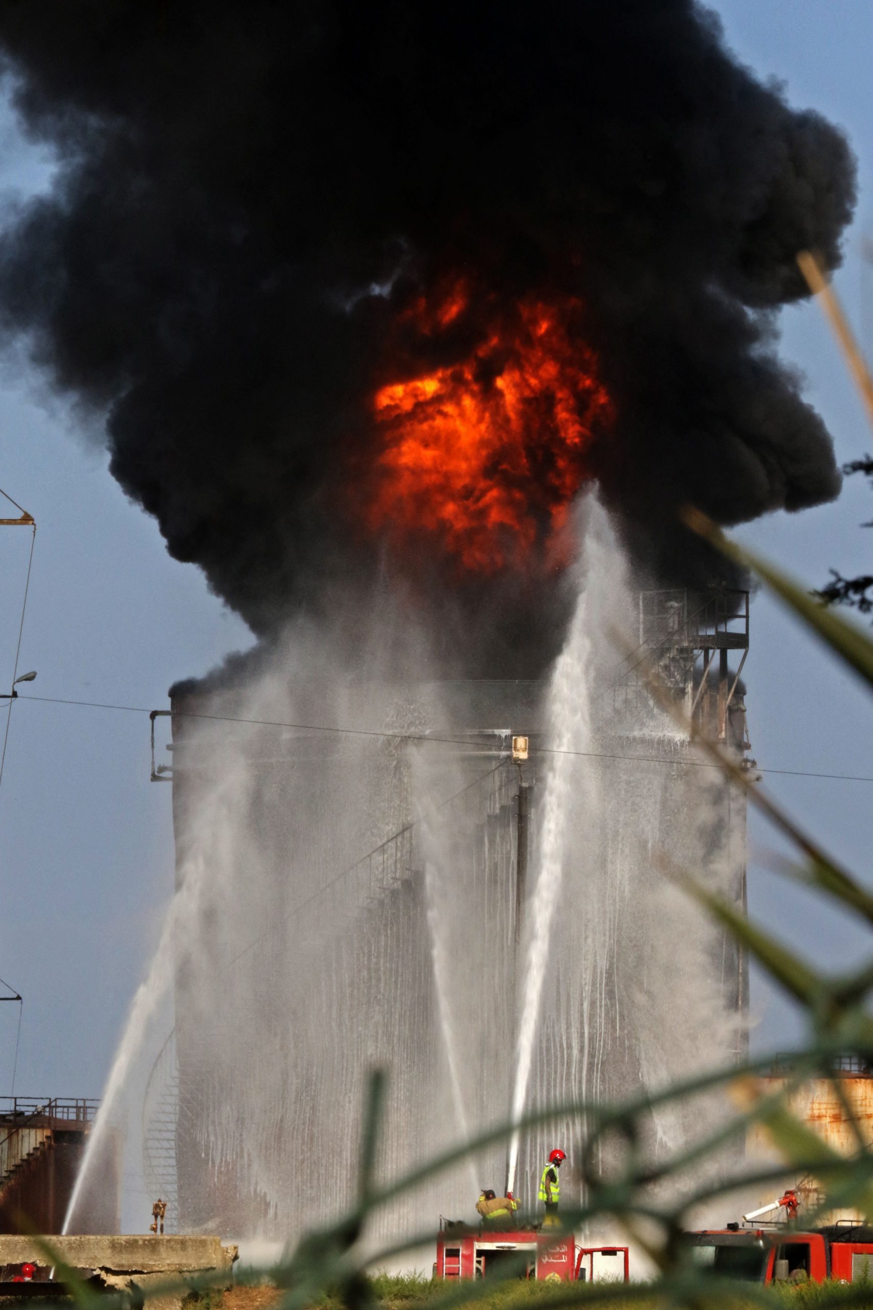 看世界  ／黎巴嫩大停电祸不单行 储油槽大火伤亡不明