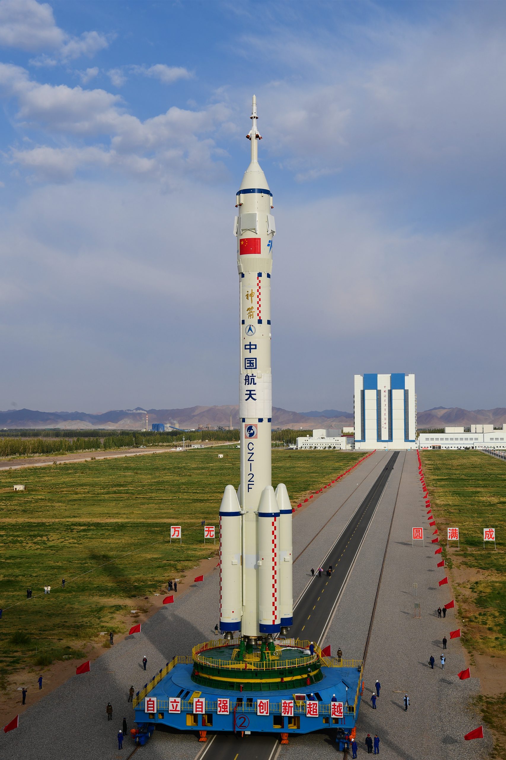 看世界主照两图)神舟十三号近期将择机发射  或首位女太空人进驻太空站