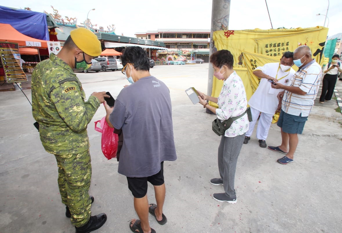 社区动态/九皇爷诞初一 善信膜拜茹素