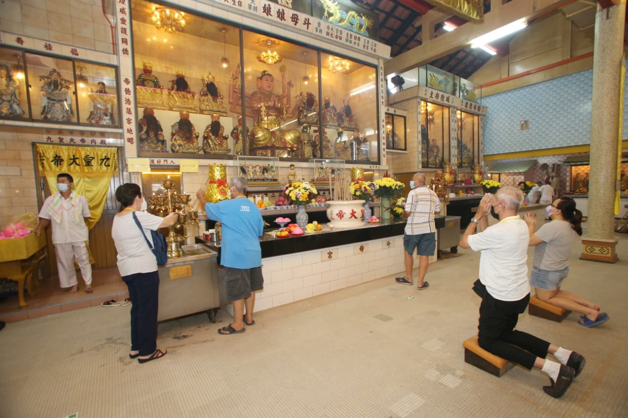 社区动态/九皇爷诞初一 善信膜拜茹素