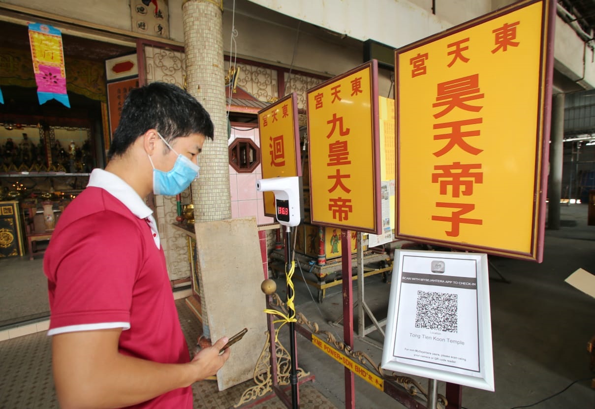 社区动态/九皇爷诞初一 善信膜拜茹素