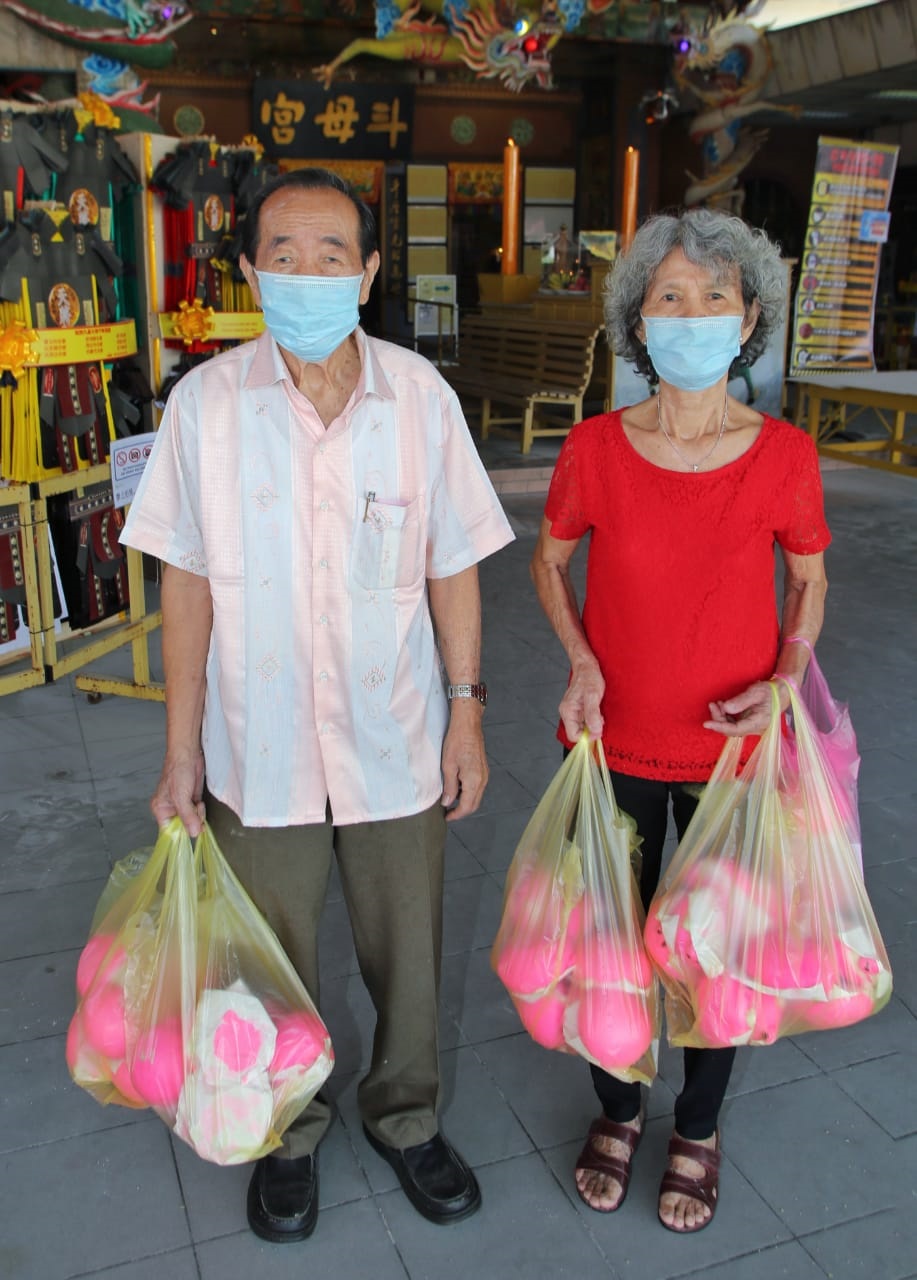 社区动态/九皇爷诞初一 善信膜拜茹素