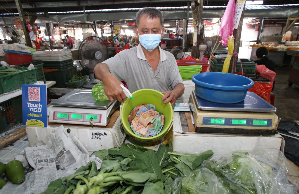 社区动态/狮尾巴刹消毒后照常运作 逾半小贩没开档人流锐减