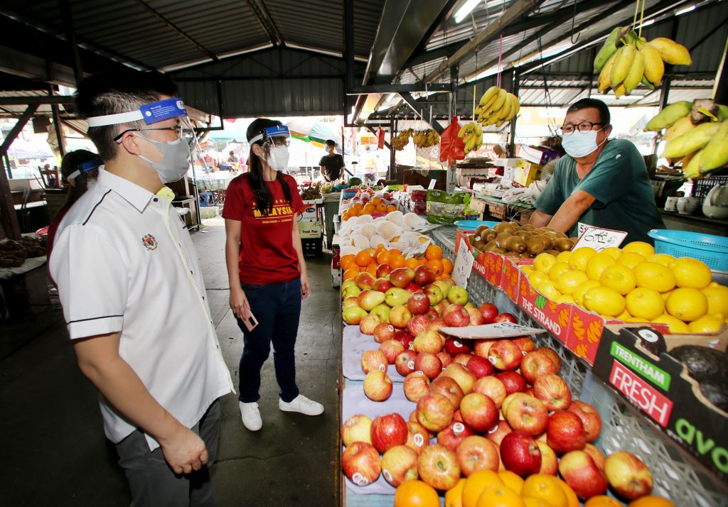 社区动态/狮尾巴刹消毒后照常运作 逾半小贩没开档人流锐减
