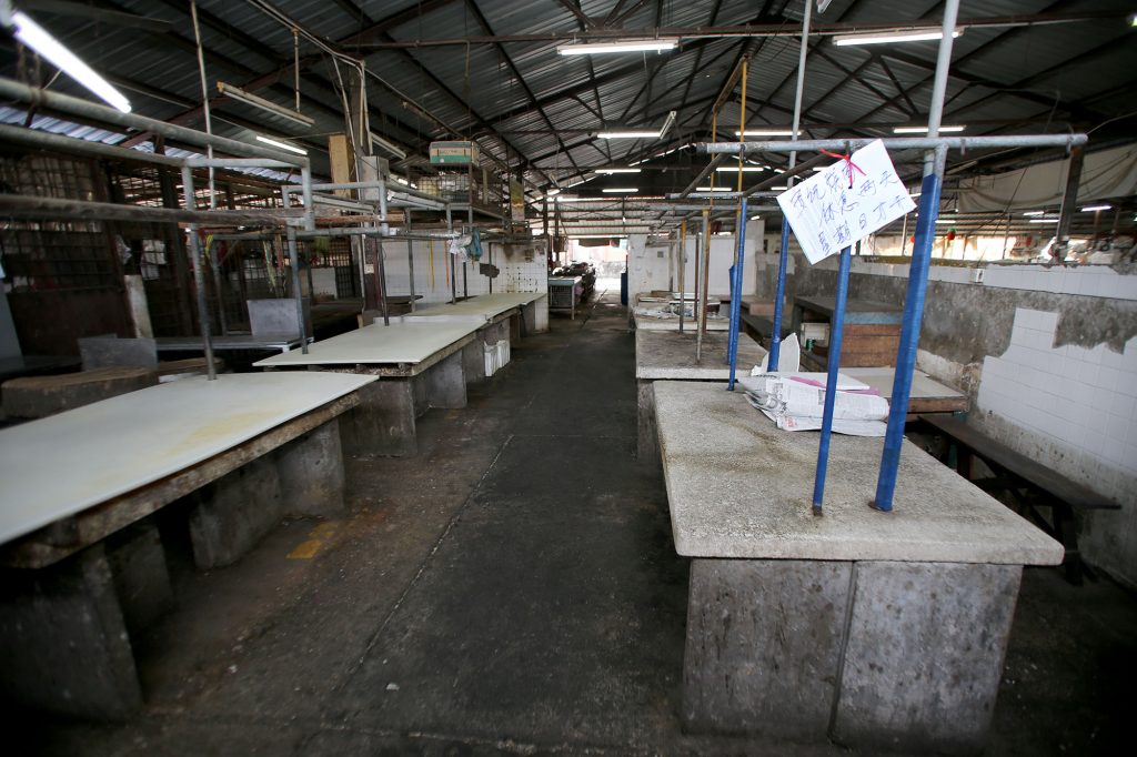 社区动态/狮尾巴刹消毒后照常运作 逾半小贩没开档人流锐减