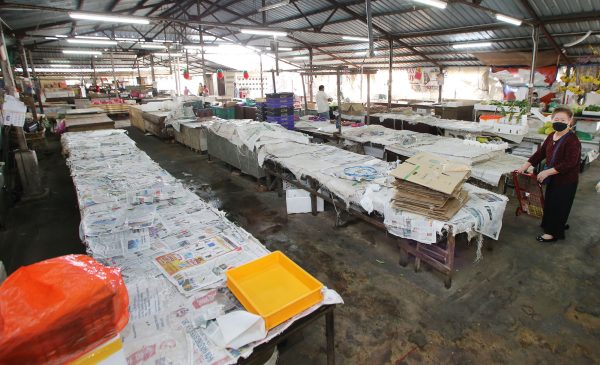 社区动态/狮尾巴刹消毒后照常运作 逾半小贩没开档人流锐减